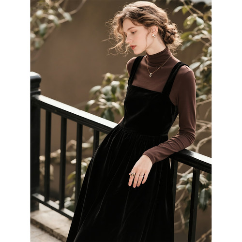 黑色丝绒吊带连衣裙女秋冬