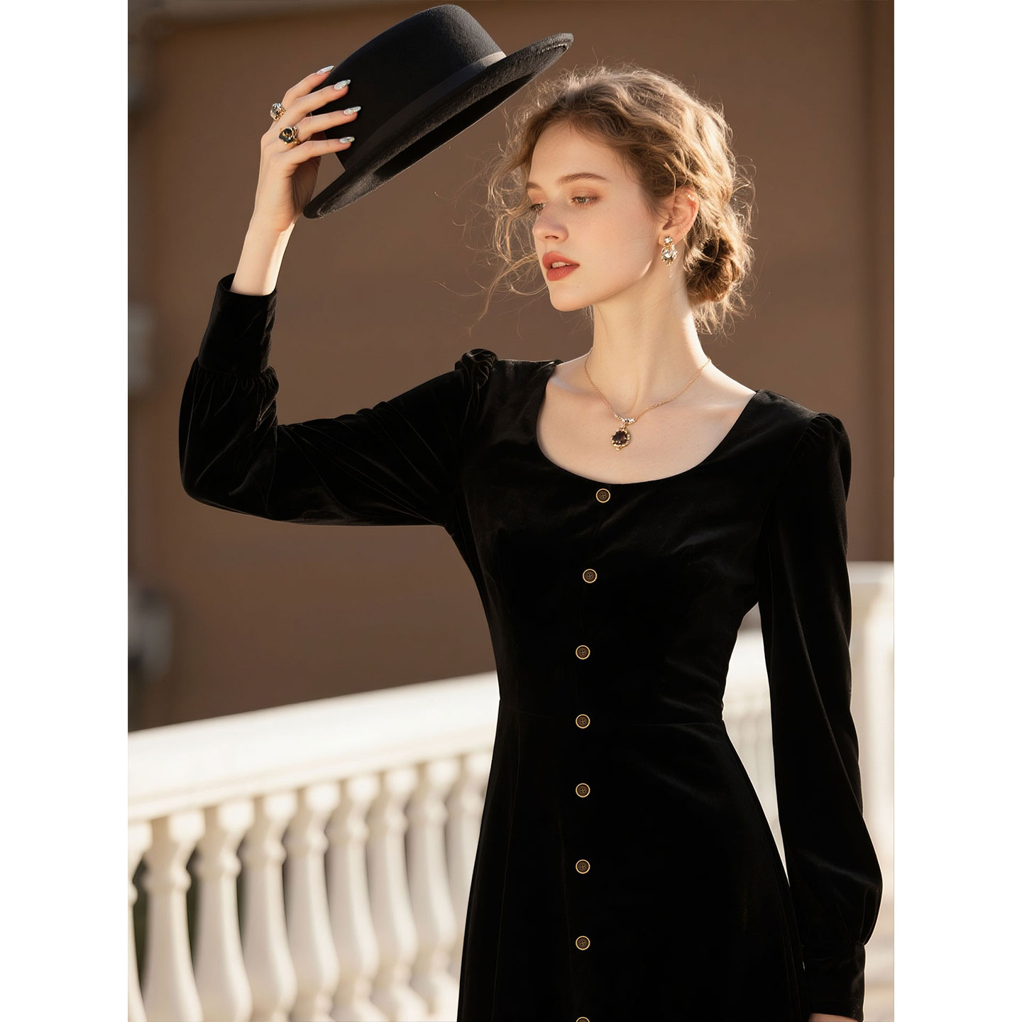 黑色方领丝绒连衣裙女2025年秋冬