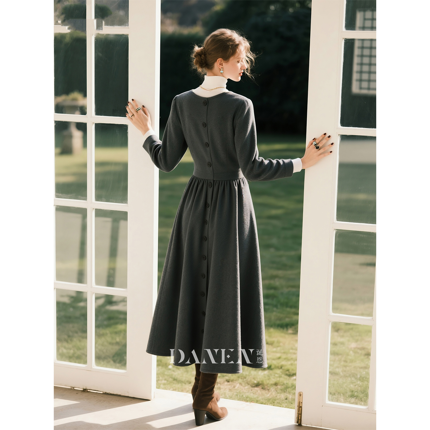 深灰色羊毛圆领连衣裙女2025年