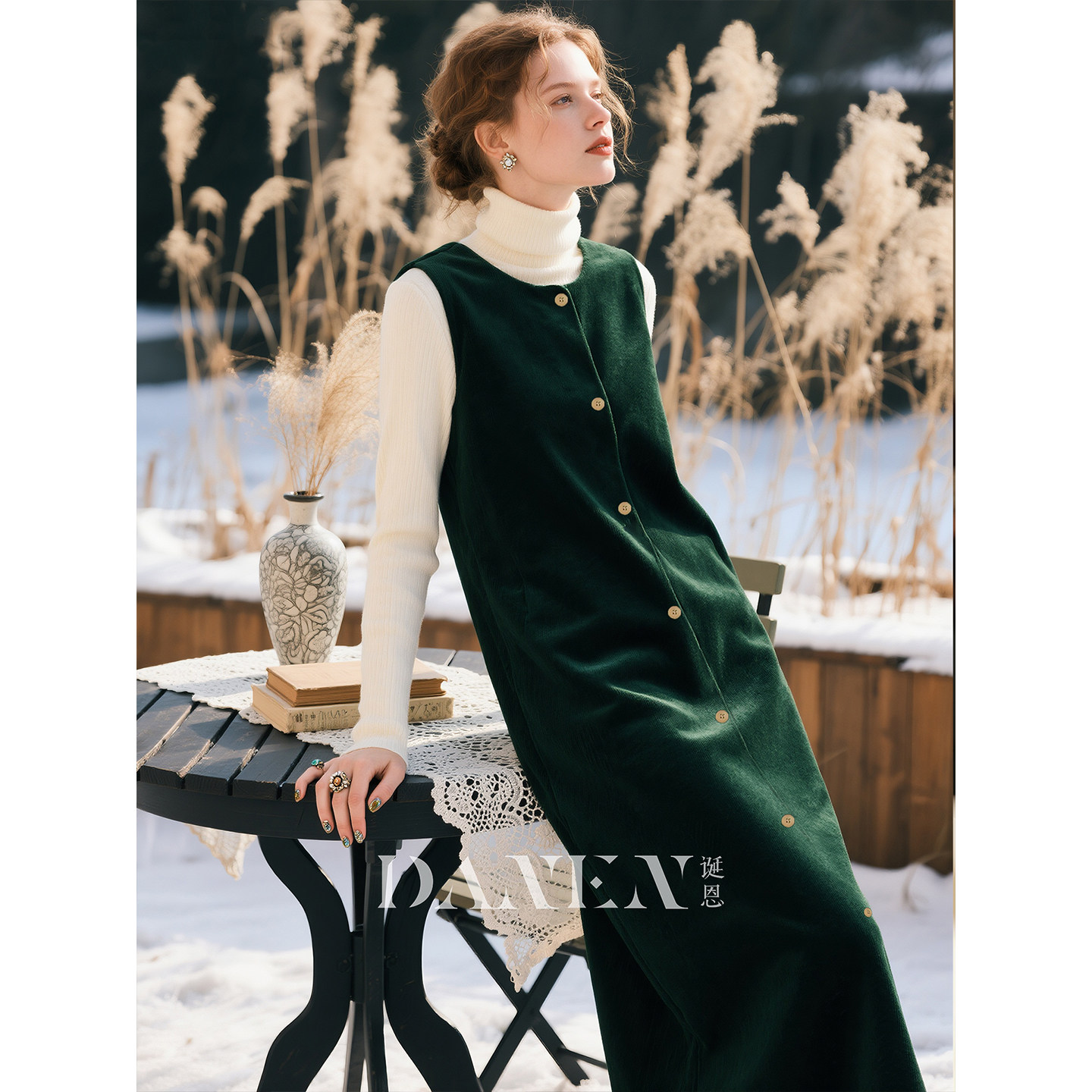 墨绿色灯芯绒无袖连衣裙女2025年秋冬新款全棉复古减龄叠穿背带裙