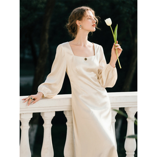 白色方领长袖连衣裙女2026年春季新款法式高级感收腰气质缎面长裙