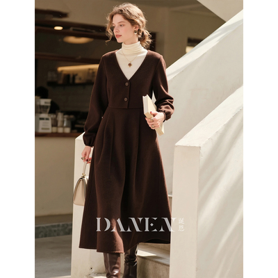深棕色V领毛呢连衣裙女2025年