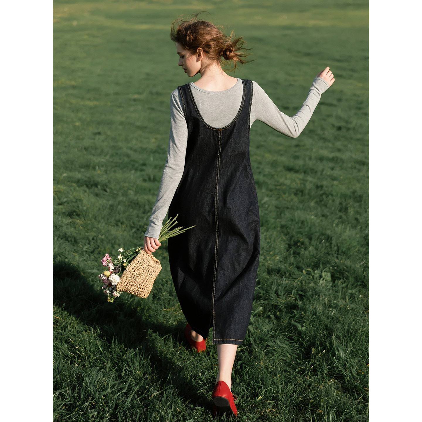 黑色无袖牛仔背带连衣裙女2026年春季新款设计感气质通勤百搭裙子