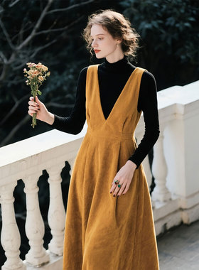 姜黄色纯棉V领灯芯绒无袖背带连衣裙女2026年秋冬新款轻奢风长裙