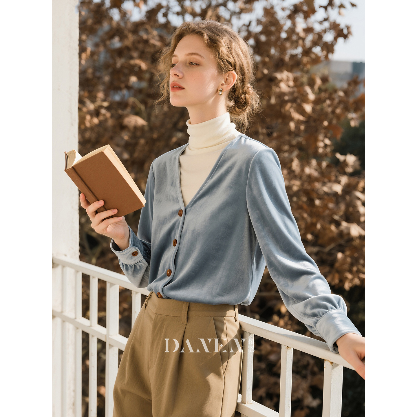 蓝色丝绒V领衬衫女2025年秋冬新