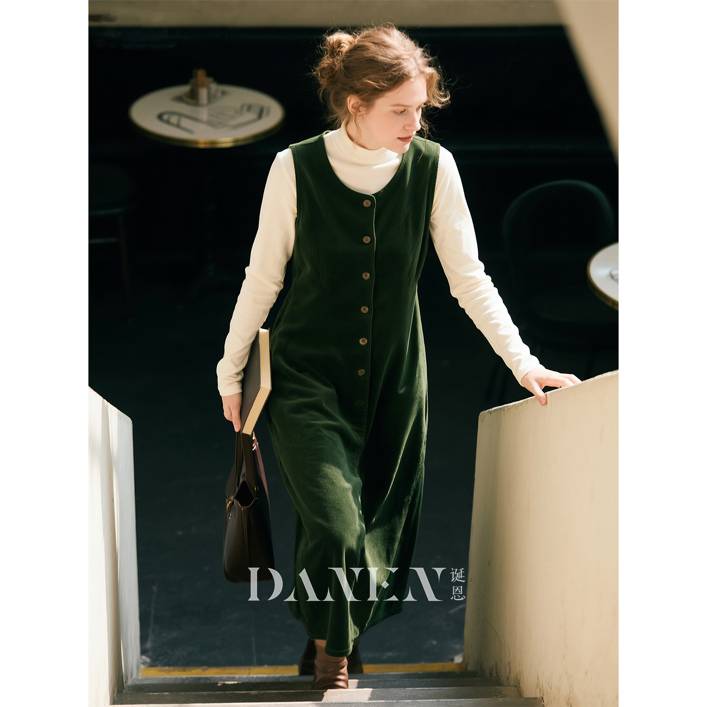 墨绿色灯芯绒无袖圆领纯棉连衣裙