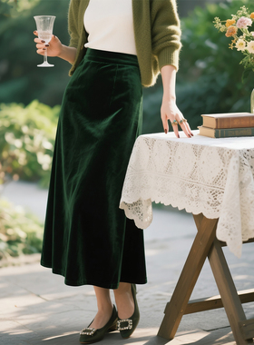 墨绿色丝绒半身裙女2026年秋冬新款高级感高腰显瘦垂感A字长裙