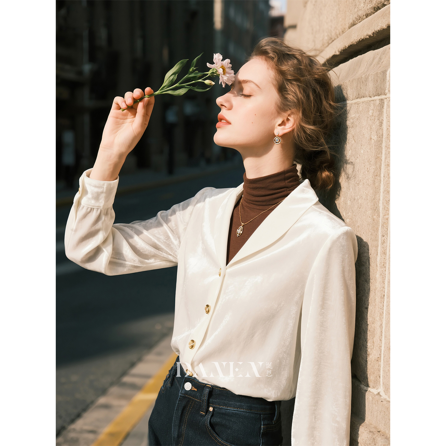 米白色丝绒长袖衬衫女2025年秋冬