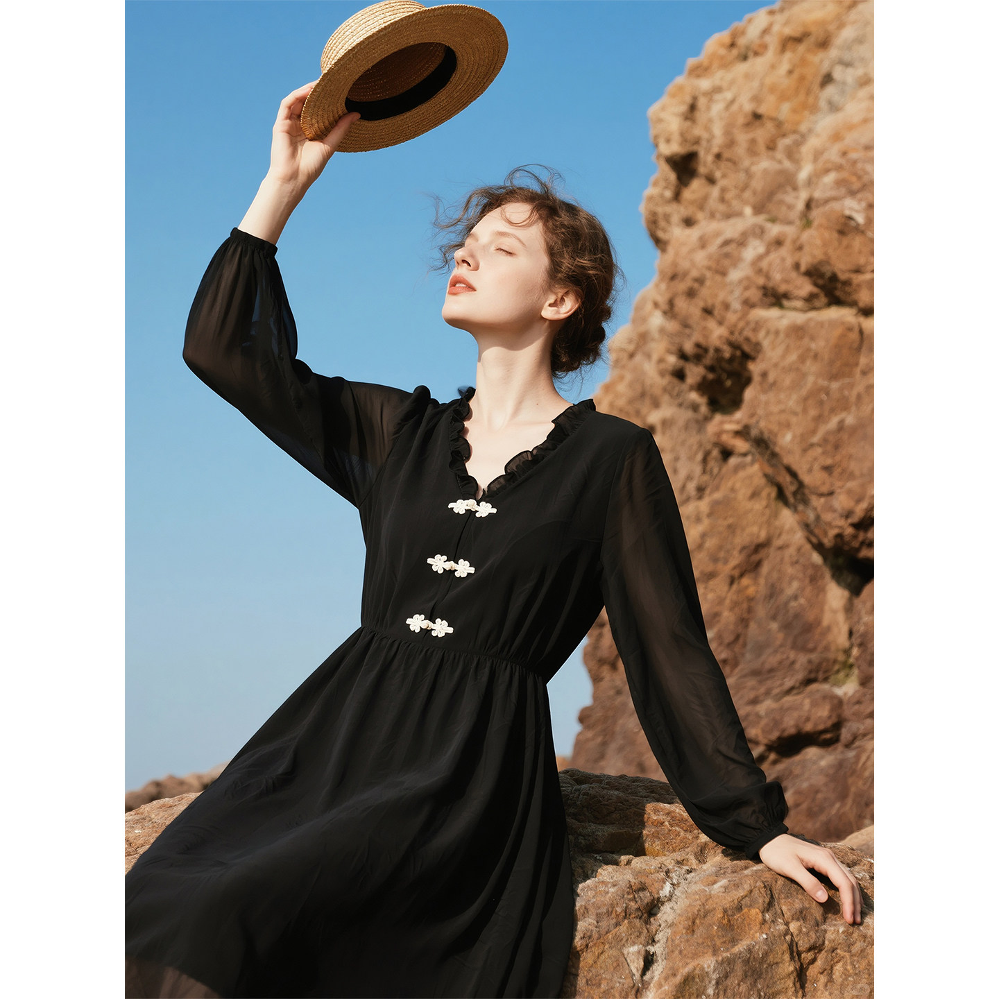 黑色V领木耳边长袖连衣裙女2026年春季新款赫本风气质减龄长裙子