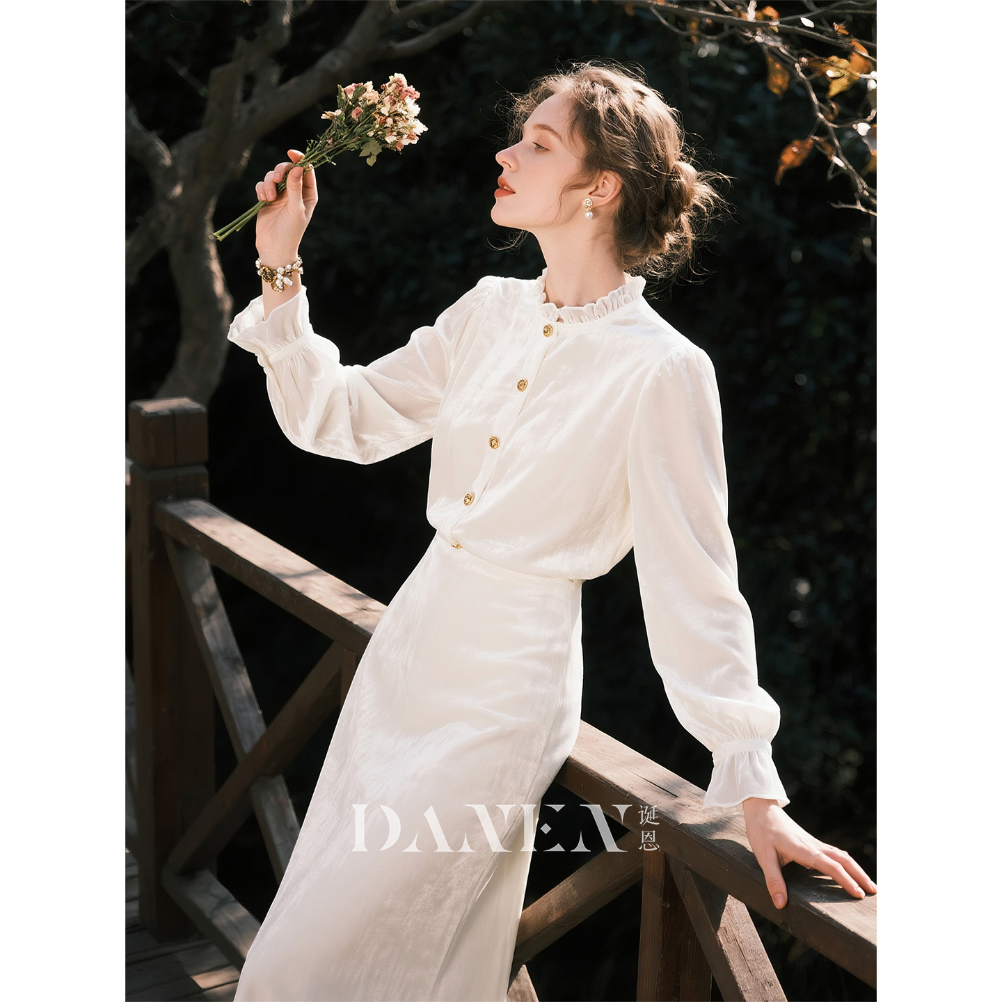 白色丝绒木耳边衬衫半身裙套装女