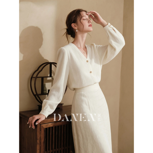 白色灯芯绒V领衬衫半身裙套装女2026秋冬新款法式长袖裙子