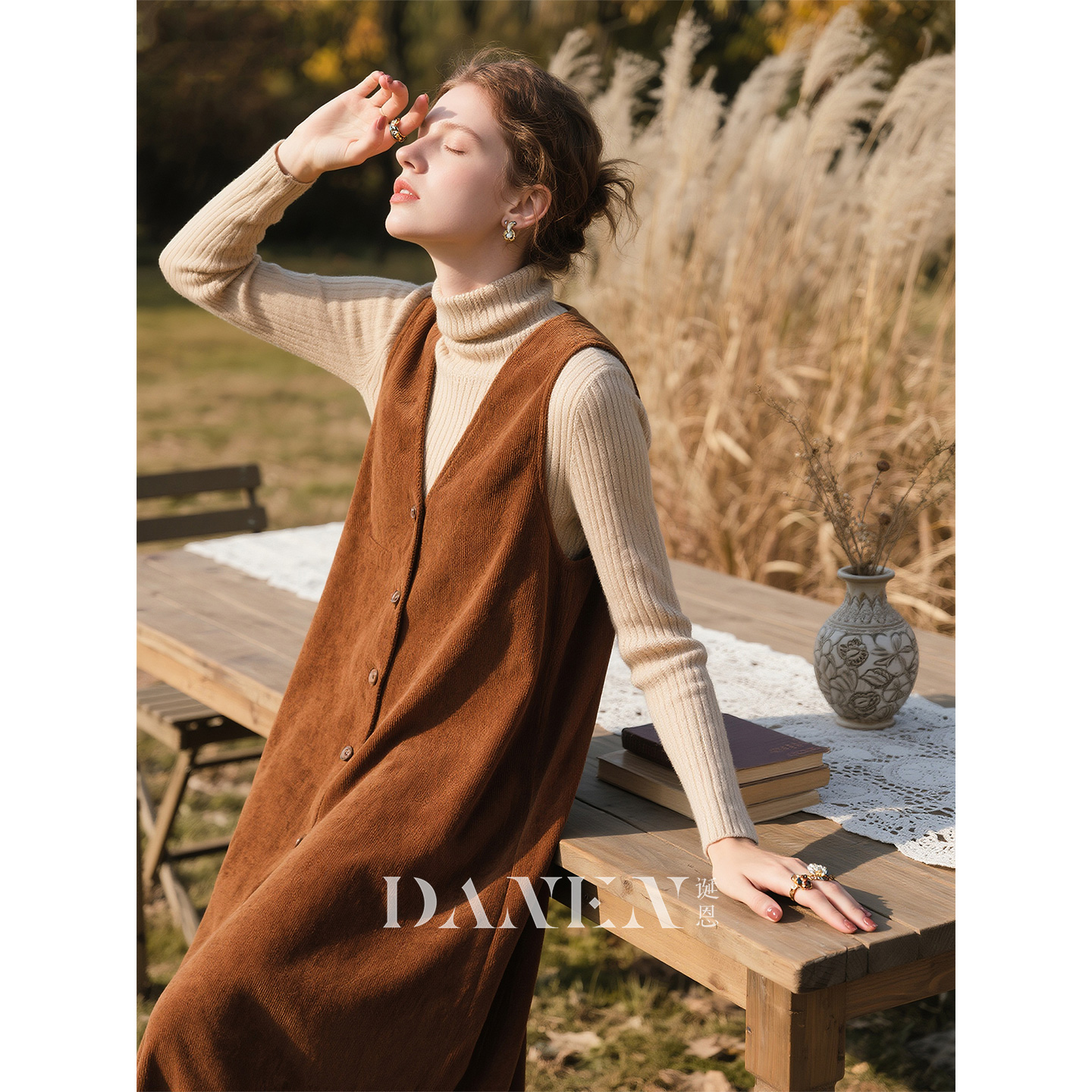 焦糖色灯芯绒背带连衣裙女2025年