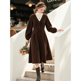深棕色V领连衣裙女2025秋冬新款V领羊毛简约风时尚洋气叠穿A字裙