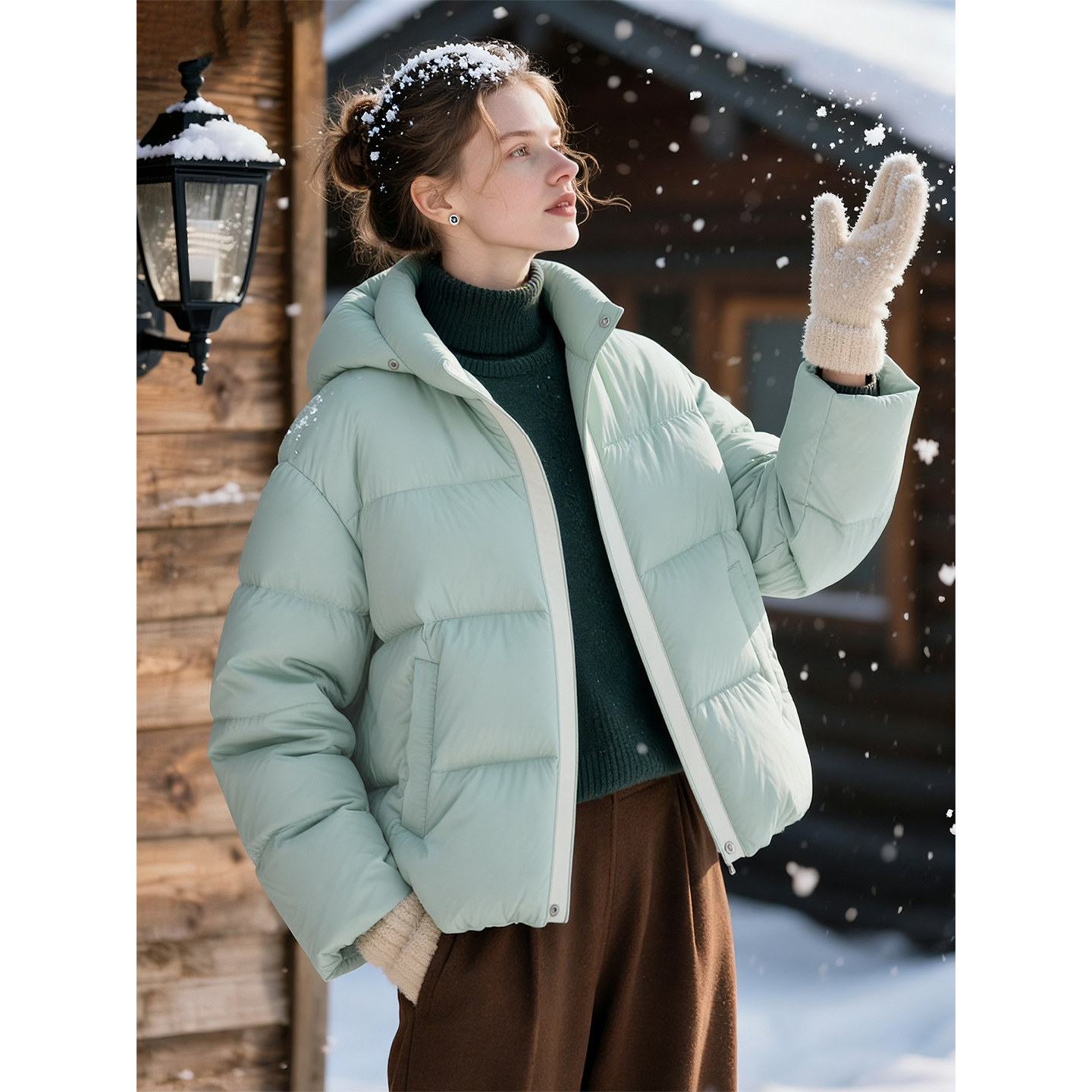 浅绿色立领连帽羽绒外套女2025年