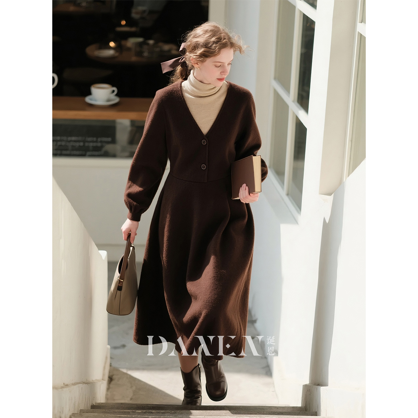 深棕色V领毛呢连衣裙女2025年
