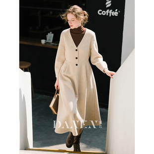 燕麦色毛呢V领连衣裙女2026年秋冬新款羊毛高级感收腰气质长裙子