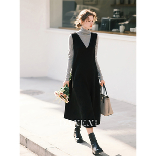 黑色毛呢V领无袖连衣裙女2025年秋冬新款法式气质叠穿百搭长裙子