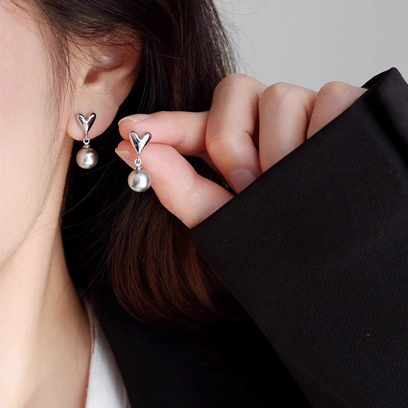 高级感银灰色珍珠耳环女小巧精致气质爱心耳钉女小众2024年新款