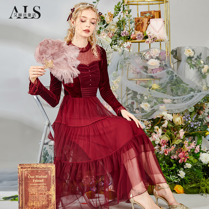 艾丽丝2026春季新款红色仙气丝绒长款连衣裙女显瘦蕾丝花边蛋糕裙