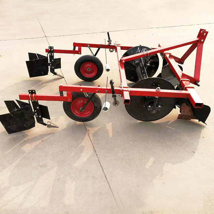 湖南家用草莓起垄机拖拉机带动覆膜机可加滴灌喷药施肥
