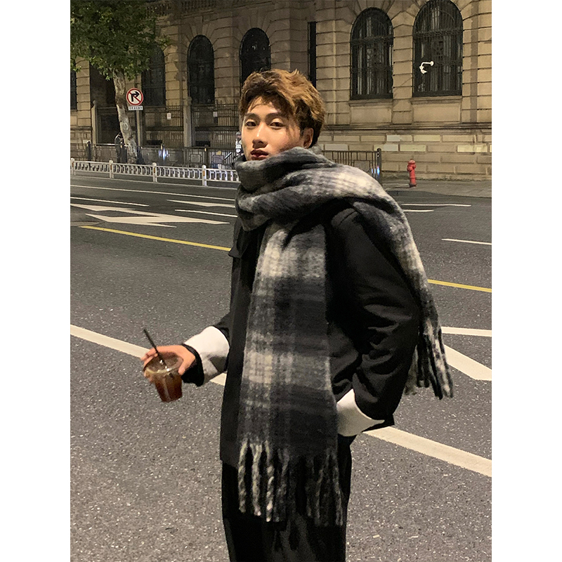 高级感拉满的黑灰格纹围巾