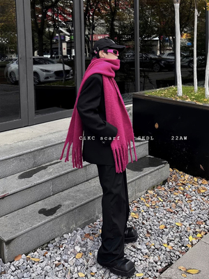 极具个性的火龙果色围巾