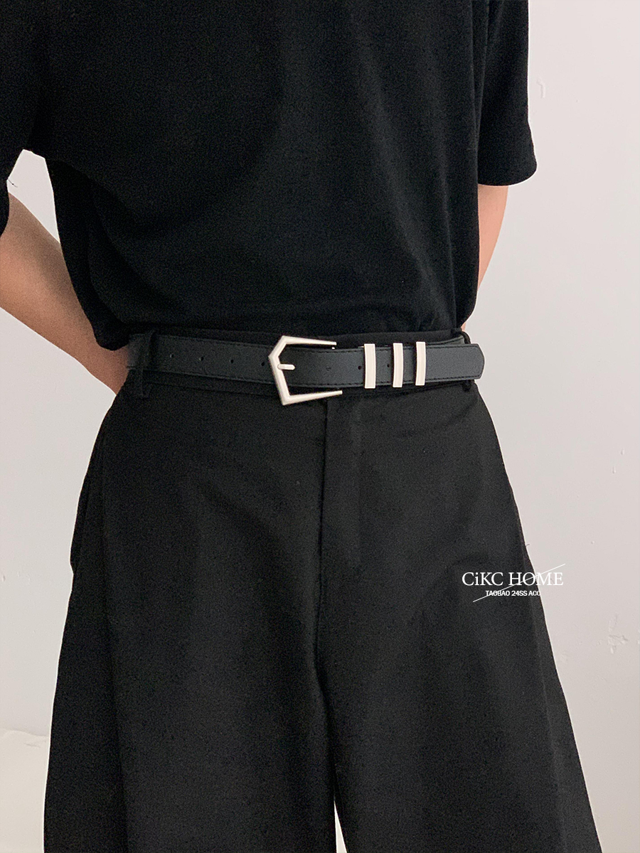 简单却非常百搭的一款腰带