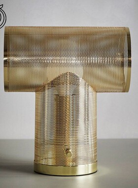 简约镂花网格T形样板间床头圆Aromas del Campo金色摆台软装台灯