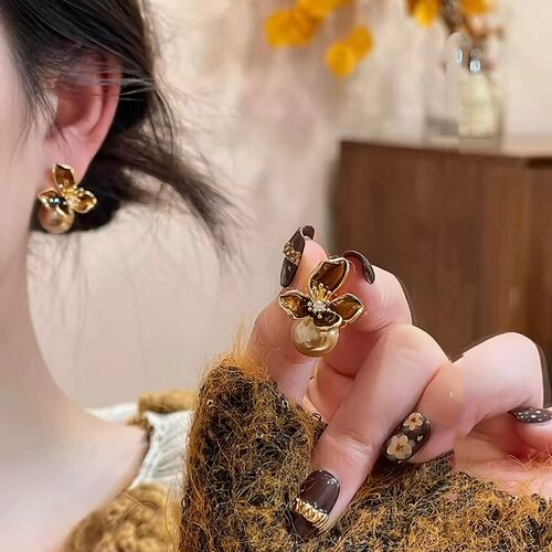 撤柜抖音同款美拉德珠珠花朵耳环女年冬新款高级感法式耳钉配饰