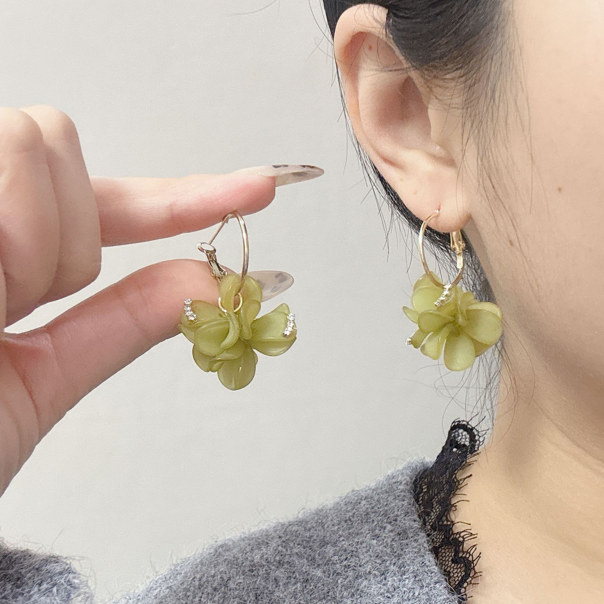 撤柜温柔小香风亚克力花朵耳环女时尚经典气质小清新山茶花耳钉耳