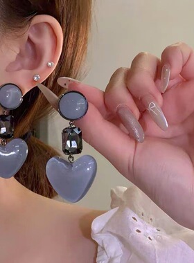 撤柜新款灰色爱心流苏耳环女轻奢ins风气质百搭耳坠个性高级耳饰