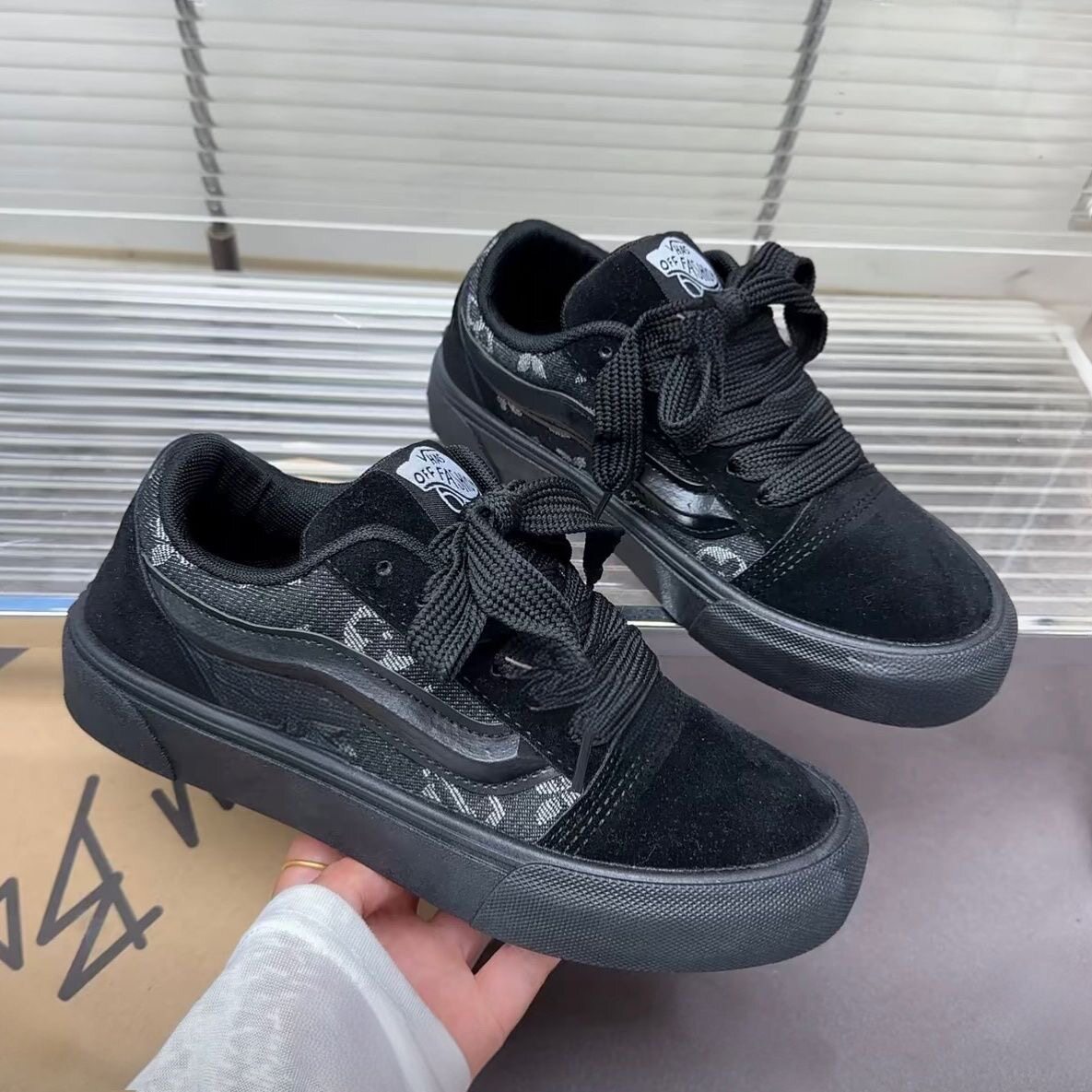 情侣休闲滑板鞋美式男女校园爆款百搭学生黑色面包新款潮流帆布鞋