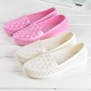 洞洞凉鞋防滑夏季镂空包头凉鞋休闲平底带钻护士鞋白色妈妈沙滩鞋
