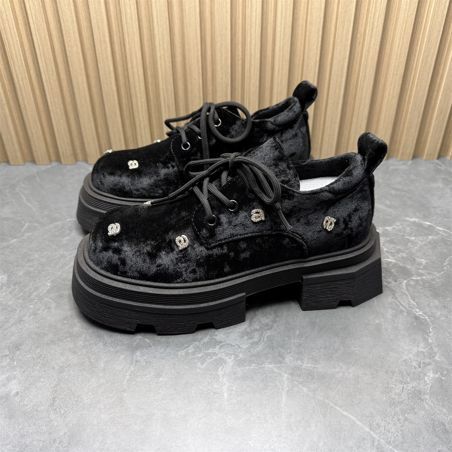 撤柜断码2025冬季新款金丝绒厚底羊毛鞋垫鞋女水钻绑带加绒小皮鞋