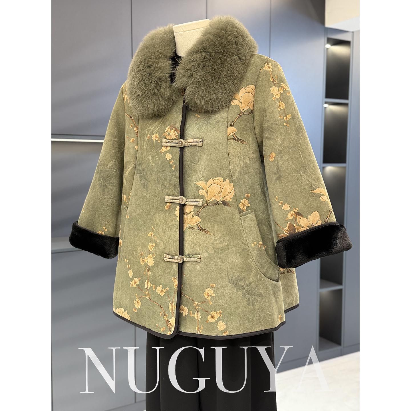 新中式风毛领妈妈装外套女中长款冬装新款中老年盘扣保暖大衣加厚