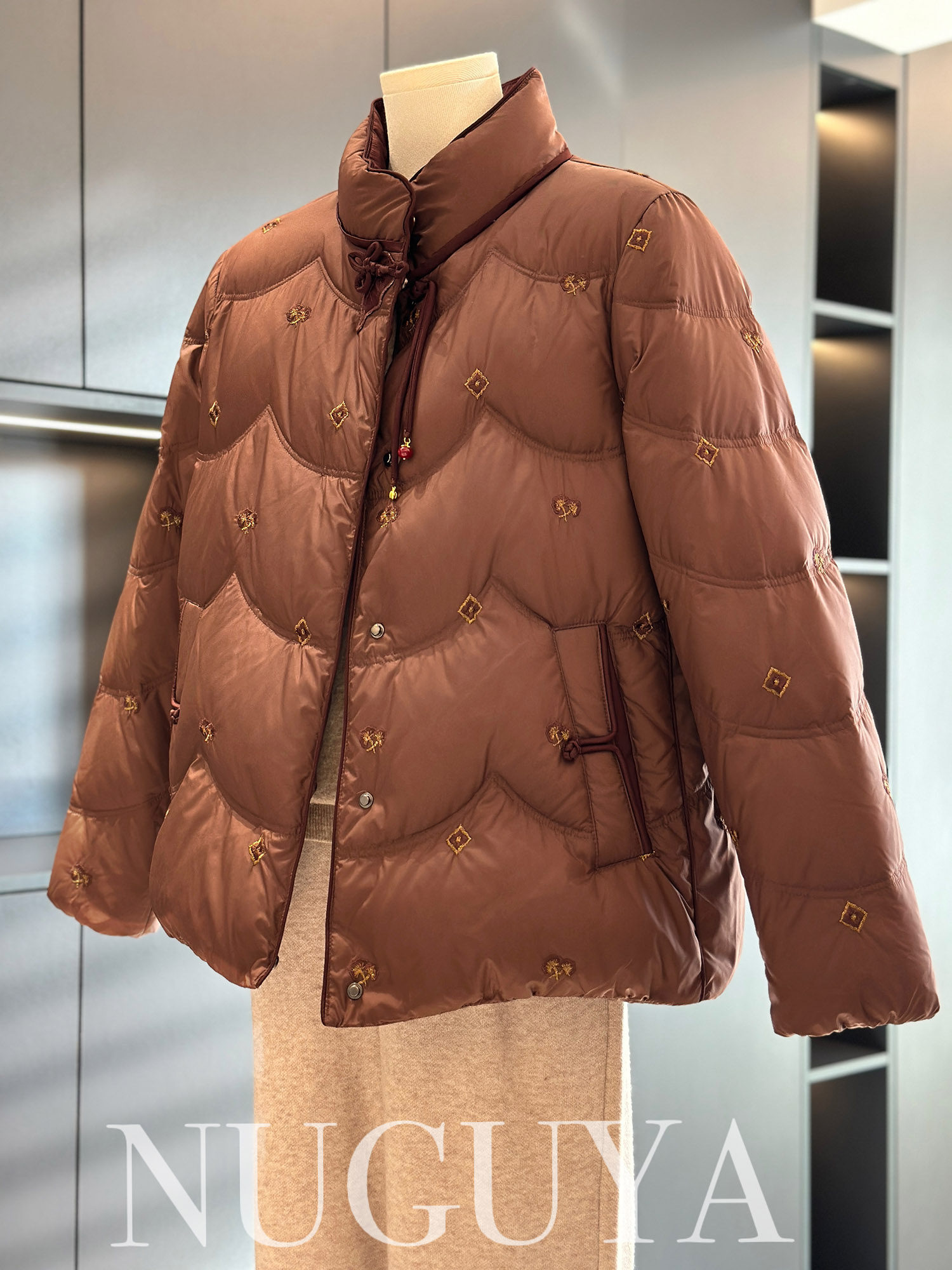 时尚洋气妈妈装羽绒服外套女冬季新款上衣气质中老年人白鸭绒棉袄