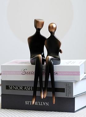 创意抽象情侣人物艺术雕塑欧式家居书房柜边树脂工艺品坐桌边摆件