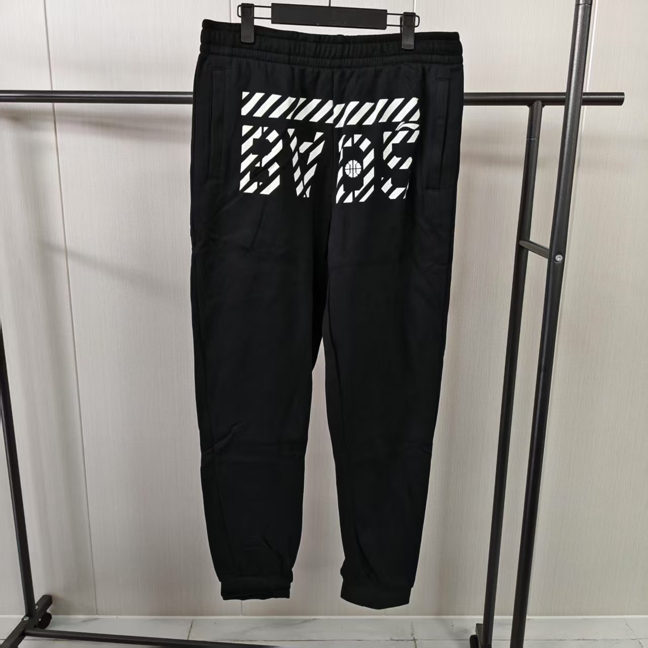 《购买前看详情B品》李宁男款直筒卫裤休闲宽松型中腰休闲裤AKLL6