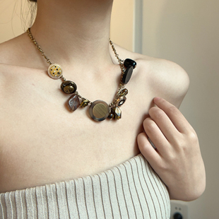 中式 美拉德高级感黑金木纹虎眼石项链复古黄铜做旧钮扣锁骨毛衣链