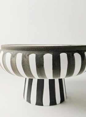 手绘黑白条纹宽口陶瓷花瓶