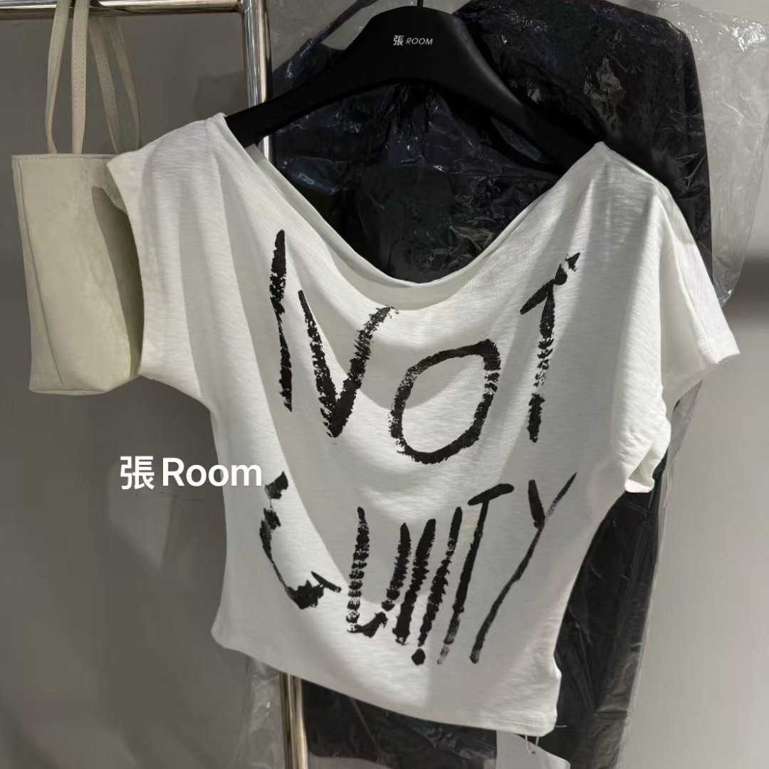 十三行白色斜领露肩上衣女夏季慵懒风设计感修身显瘦辣妹短袖T恤