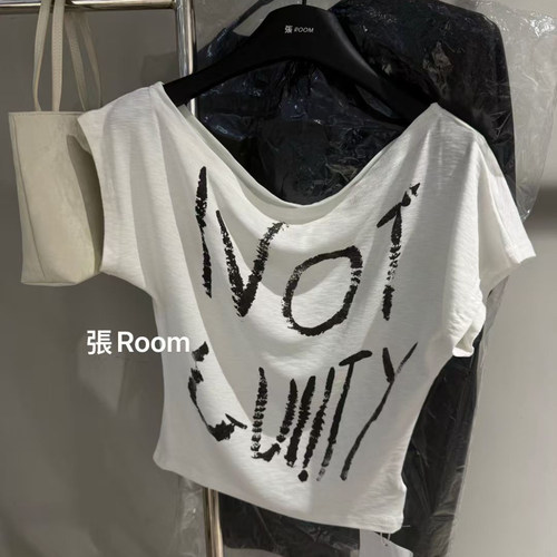 十三行白色斜领露肩上衣女夏季慵懒风设计感修身显瘦辣妹短袖T恤
