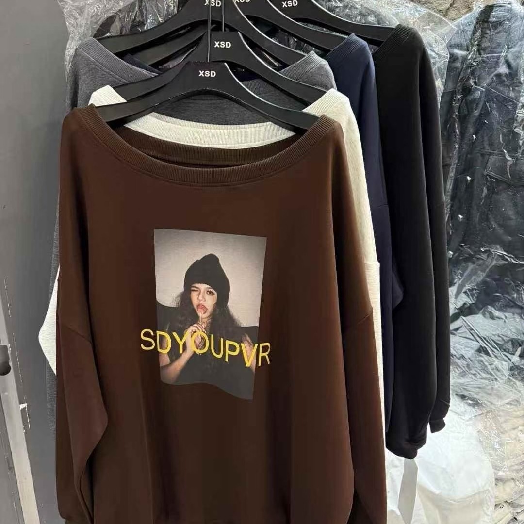 秋季2025新款一字领露肩美女印花宽松大版长袖卫衣女春秋薄款上衣