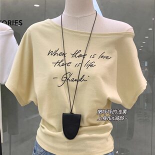 十三行斜肩黄色字母印花短袖T恤女夏设计感修身收腰短款露肩上衣