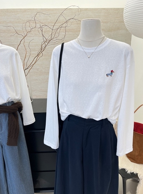 2026新款秋季刺绣图案薄款白色长袖T恤女休闲慵懒风打底衫上衣潮