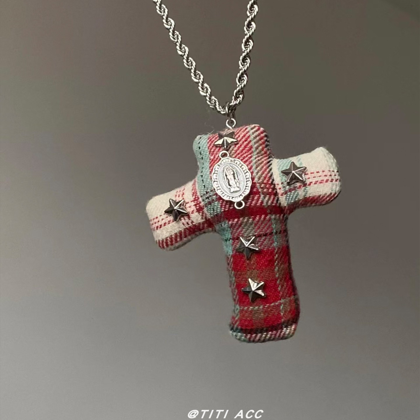 y2k辣妹红白格子十字架吊坠项链女秋冬新款小众设计感毛衣链颈饰