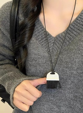 韩系简约黑色流苏吊坠项链女轻奢高级感长款毛衣链经典百搭配饰品