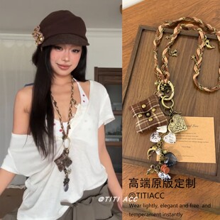 甜酷辣妹多元素吊坠棕色抱枕编绳项链女小众设计感朋克长款卫衣链