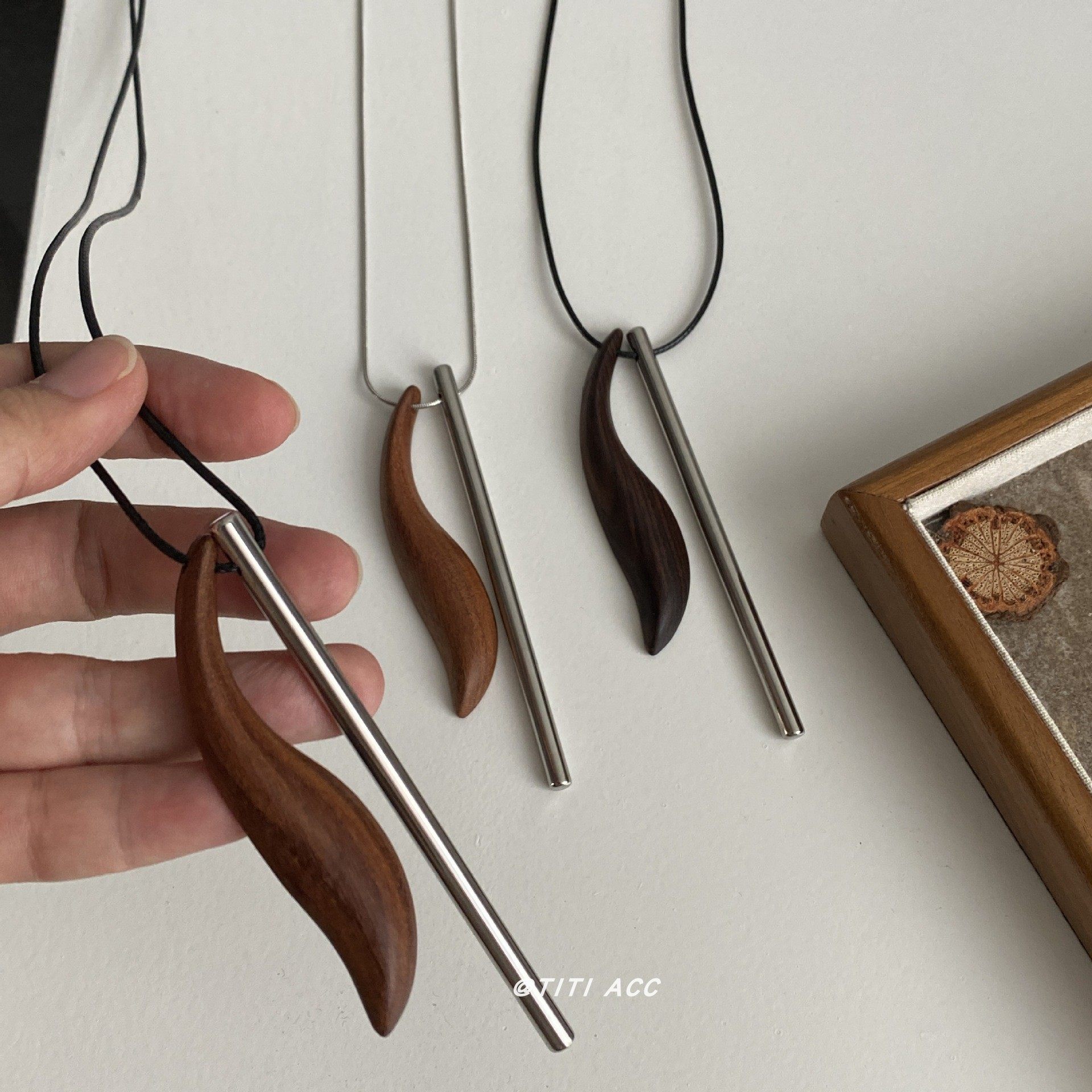 欧美小众不规则黑檀木月牙哨子吊坠项链女秋冬新款轻奢时尚毛衣链