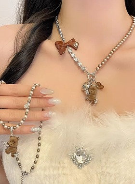 甜美可爱毛绒小熊吊坠项链女款巧克力色蝴蝶结爱心串珠锁骨链颈链